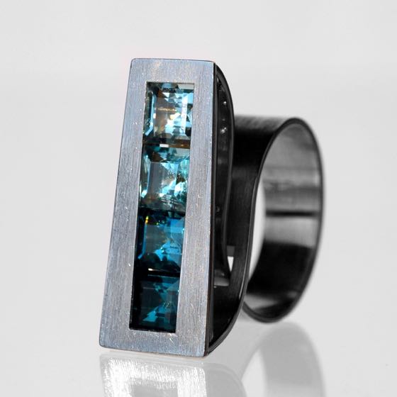 Weißgoldring Arrow-Blue
